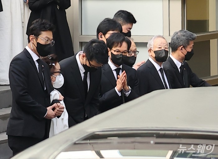 이미경 CJ그룹 부회장, 이선호 CJ제일제당 경영리더, 이재현 CJ그룹 회장, 손경식 CJ그룹 회장이 8일 오전 서울 중구 CJ인재원에서 엄수된 故 손복남 CJ경영고문의 발인식에서 고인을 모신 운구차량을 배웅하고 있다. 사진=이수길 기자 leo2004@newsway.co.kr