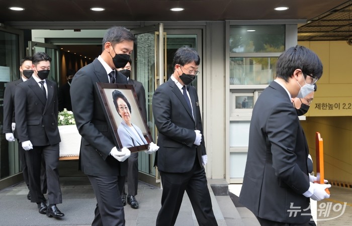 8일 오전 서울 중구 CJ인재원에서 엄수된 故 손복남 CJ경영고문의 발인식에서 고인의 위패와 영정이 운구차량을 향하고 있다. (위패를 모시는 고인의 차남 이재환 재산홀딩스 회장의 아들 이호준씨와 영정을 모시는 이재현 CJ그룹 회장의 사위 정종환씨.). 사진=이수길 기자 leo2004@newsway.co.kr