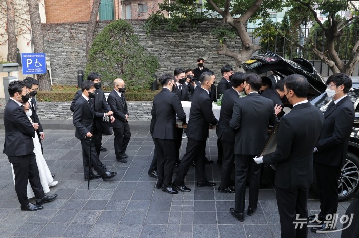 이재현 CJ그룹 회장과 이미경 부회장, 이재환 재산홀딩스 회장, 이선호 CJ제일제당 경영리더가 8일 오전 서울 중구 CJ인재원에서 엄수된 故 손복남 CJ경영고문의 발인식에서 고인의 마지막 길을 배웅하고 있다. 사진=이수길 기자 leo2004@newsway.co.kr