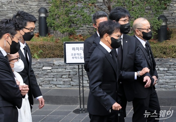 이재현 CJ그룹 회장과 이미경 부회장, 이재환 재산홀딩스 회장, 이선호 CJ제일제당 경영리더가 8일 오전 서울 중구 CJ인재원에서 엄수된 故 손복남 CJ경영고문의 발인식에서 고인의 마지막 길을 배웅하고 있다. 사진=이수길 기자 leo2004@newsway.co.kr