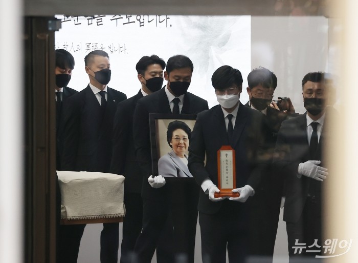 8일 오전 서울 중구 CJ인재원에서 故 손복남 CJ경영고문의 발인식이 엄수되고 있다. (위패를 모시는 고인의 차남 이재환 재산홀딩스 회장의 아들 이호준씨와 영정을 모시는 이재현 CJ그룹 회장의 사위 정종환씨). 사진=이수길 기자 leo2004@newsway.co.kr