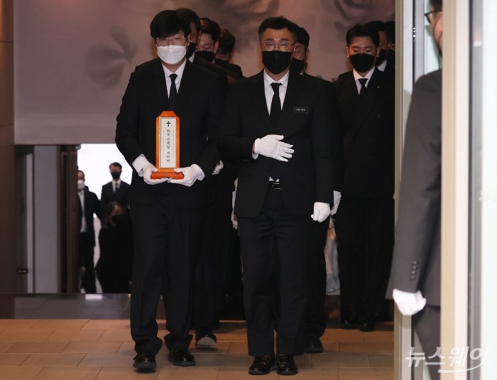 8일 오전 서울 중구 CJ인재원에서 故 손복남 CJ경영고문의 발인식이 엄수되고 있다. (위패를 모시는 고인의 차남 이재환 재산홀딩스 회장의 아들 이호준씨와 영정을 모시는 이재현 CJ그룹 회장의 사위 정종환씨). 사진=이수길 기자 leo2004@newsway.co.kr