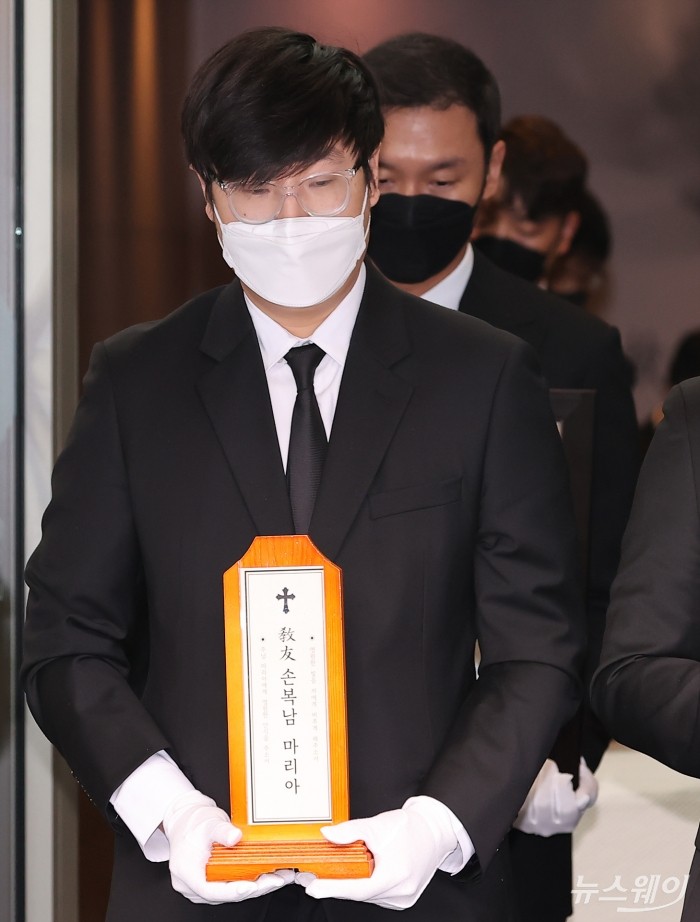 8일 오전 서울 중구 CJ인재원에서 故 손복남 CJ경영고문의 발인식이 엄수되고 있다. (위패를 모시는 고인의 차남 이재환 재산홀딩스 회장의 아들 이호준씨와 영정을 모시는 이재현 CJ그룹 회장의 사위 정종환씨) 사진=이수길 기자 leo2004@newsway.co.kr