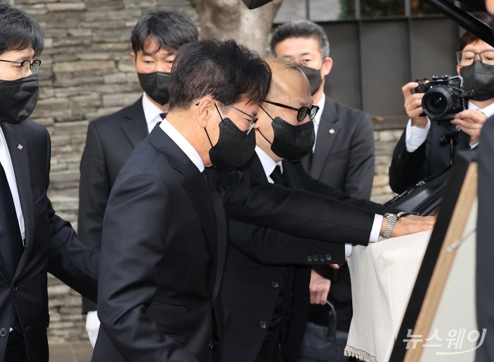 이재현 CJ그룹 회장과 이재환 재산홀딩스 회장이 8일 오전 서울 중구 CJ인재원에서 엄수된 故 손복남 CJ경영고문의 발인식에서 고인의 마지막 길을 배웅하고 있다. 사진=이수길 기자 leo2004@newsway.co.kr
