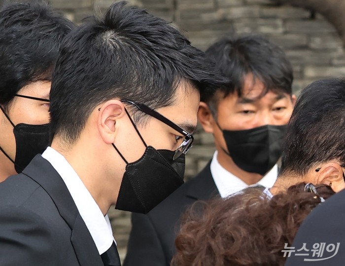 이선호 CJ제일제당 경영리더가 8일 오전 서울 중구 CJ인재원에서 엄수된 故 손복남 CJ경영고문의 발인식에서 고인의 마지막 길을 배웅하고 있다. 사진=이수길 기자 leo2004@newsway.co.kr