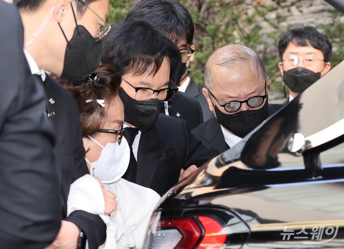 8일 오전 서울 중구 CJ인재원에서 엄수된 故 손복남 CJ경영고문의 발인식에서 고인의 장녀 CJ그룹 이미경 부회장과 장남 이재현 회장, 차남 이재환 재산홀딩스 회장 삼남매가 고인의 마지막 길을 배웅하고 있다. 사진=이수길 기자 leo2004@newsway.co.kr