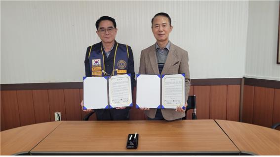 좌)임익규 송포라이온스클럽회장, 우)조규남 우림복지재단 이사장