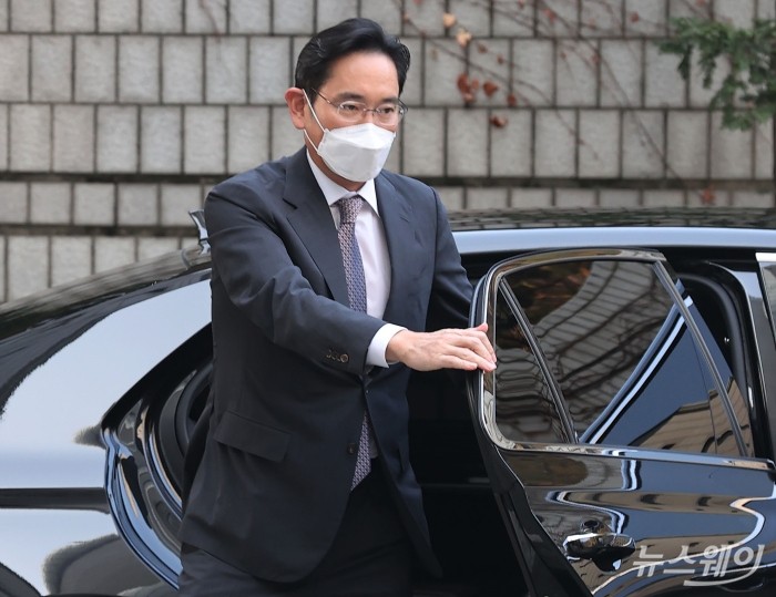 이재용 삼성전자 회장이 지난달 10일 오전 서울 서초구 서울중앙지방법원에서 열린 자본시장과 금융투자업에 관한 법률위반(회계 부정·부당 합병)혐의 관련 공판에 출석하고 있다. 이재용 삼성전자 회장, 회계 부정·부당 합병 혐의 관련 공판 출석. 사진=이수길 기자 leo2004@newsway.co.kr