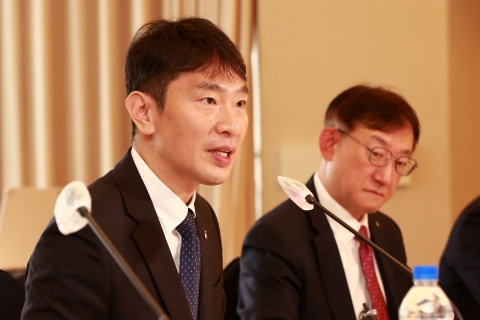 이복현 금감원장 "조용병 회장 용퇴, 리더로 존경스럽다 생각"