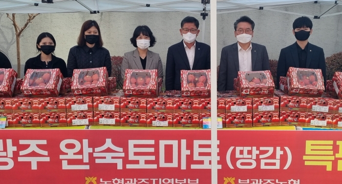 농협광주본부 금요장터 '북광주 땅감(완숙토마토) 특판행사' 큰 인기(오른쪽 세번째 고성신 본부장)