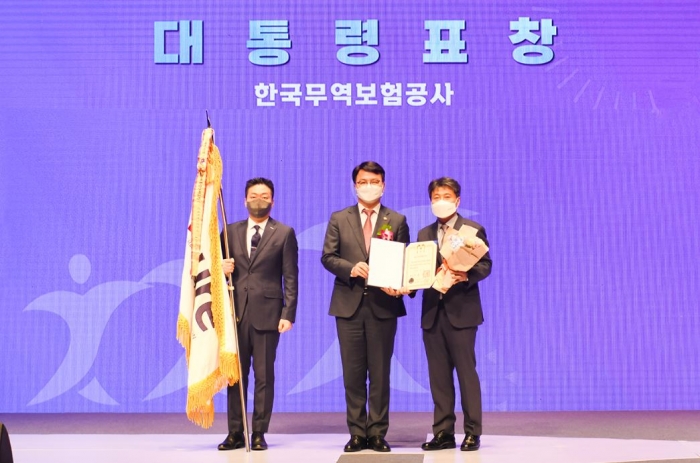 박진식 한국무역보험공사 본부장이 15일 중소벤처기업부가 주최하고 동반성장위원회 및 대·중소기업·농어업협력재단이 주관하는 '2022년도 동반성장 주간 기념식'에서 대·중소기업 동반성장 유공 '대통령 표창'을 수상하고 있다. 사진=한국무역보험공사