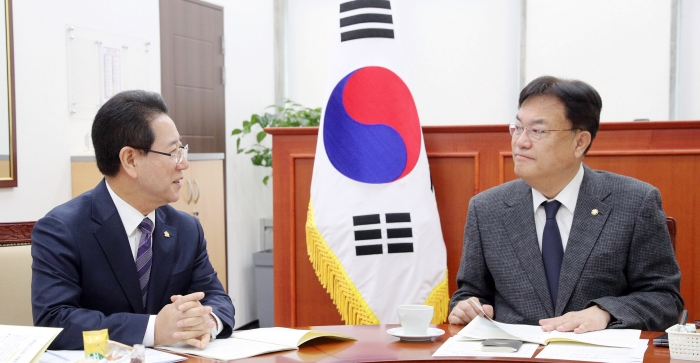 김영록 전라남도지사가 15일 국민의힘 정진석 비대위원장을 국회에서 면담하고 지역 현안 해결과 내년도 국비지원을 건의하고 있다.