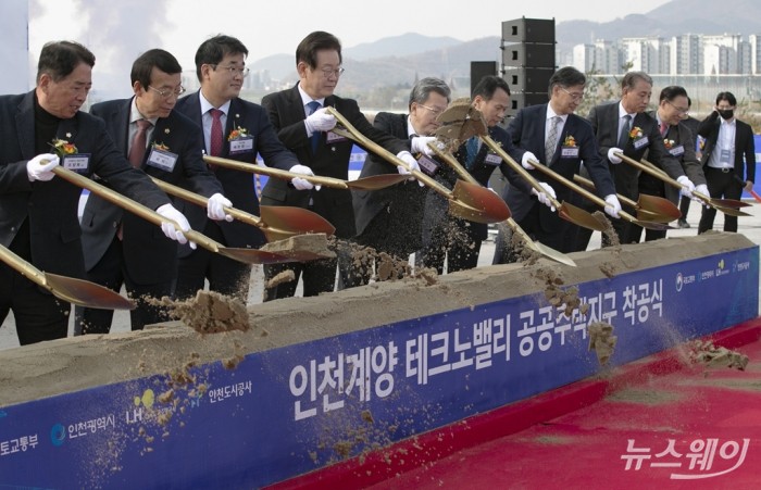 더불어민주당 이재명 대표, 이원재 국토교통부 1차관, 이한준 한국토지주택공사(LH) 사장, 박덕수 인천시 행정부시장 등 주요 내빈들이 15일 오전 인천시 계양구 계양테크노밸리 공공주택지구 착공식에서 시삽하고 있다. 사진=이수길 기자 leo2004@newsway.co.kr