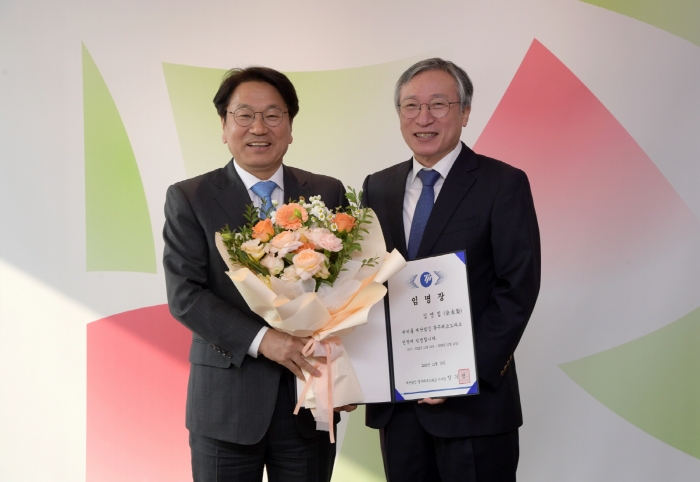 강기정 광주광역시장이 16일 오전 시청 접견실에서 김영집 광주테크노파크원장에게 임명장을 수여한 후 기념촬영을 하고 있다./광주광역시 제공