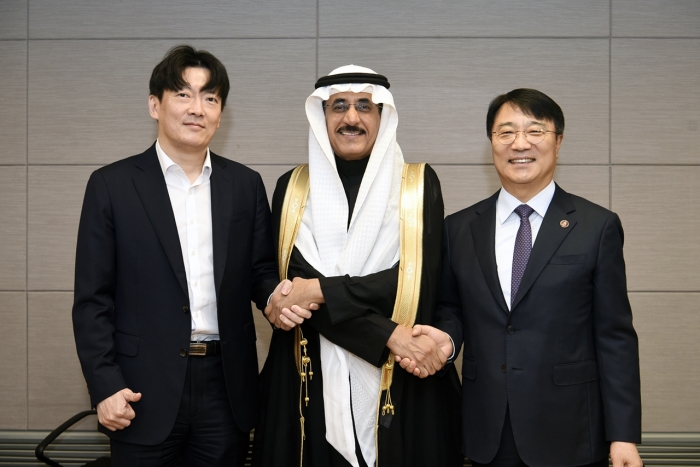 왼쪽부터 마이클 안 올레팜 대표, 할레드 알 아부디 FAIDH 대표이사, 김정일 코오롱글로벌 대표이사 사장. 사진=코오롱글로벌 제공