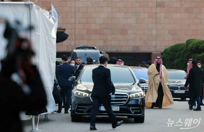 무함마드 빈 살만 (Mohammed bin Salman)사우디아라비아 왕세자 겸 총리, 왕실 직속 경제위원장이 방한한 17일 서울 중구 소공동 롯데호텔 로비에 가림막이 설치돼 있다. 사진=이수길 기자 leo2004@newsway.co.kr