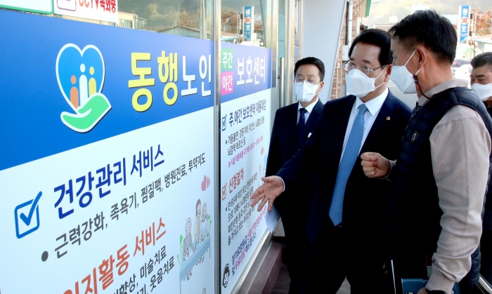 김영록 전라남도지사가 17일 어르신 주야간보호 서비스를 하는 나주 동행노인주야간보호센터를 방문해 운영상황을 살피고 있다.