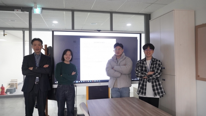 에기평 글로벌 인력양성 사업 선정에 참여한 한국에너지공대 수소에너지트랙 황지현 교수, 석박사통합과정 최유진, 조승현, 이상용 대학원생(왼쪽부터)이 에기평 2022년도 3차 에너지인력양성사업 '에너지신산업 글로벌 인재양성' 연구기관 선정을 기념하고 있다.
