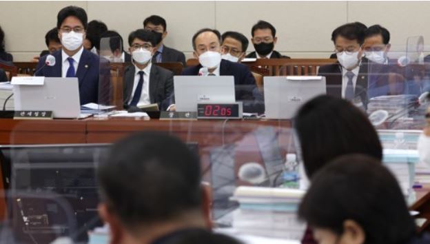 추경호 부총리 겸 기획재정부 장관이 18일 오전 국회에서 기획재정위원회 전체회의에서 의원질의에 답변하고 있다. 사진=연합뉴스 제공
