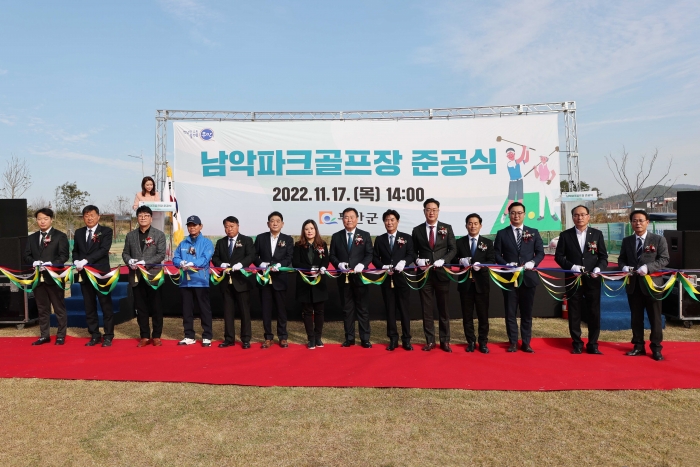 무안군이 17일 삼향읍 남악 일원에서 지역주민의 건강한 여가활동을 위한 남악 파크골프장 준공식을 개최하고 있다.