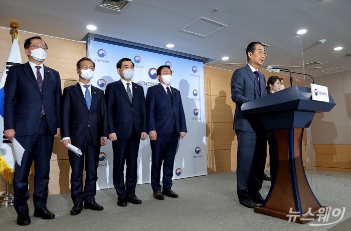 한덕수 국무총리와 관계부처 장관들이 22일 오후 서울 종로구 정부서울청사에서 화물연대 집단 운송거부 관련 브리핑에서 화물연대 집단운송거부 관련 정부입장 및 대응방안을 발표하고 있다. 사진=이수길 기자 leo2004@newsway.co.kr