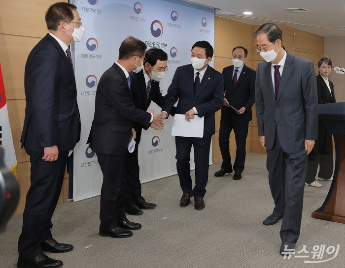 한덕수 국무총리와 관계부처 장관들이 22일 오후 서울 종로구 정부서울청사에서 화물연대 집단 운송거부 관련 브리핑에서 화물연대 집단운송거부 관련 정부입장 및 대응방안 발표를 마치고 인사를 나누고 있다. 사진=이수길 기자 leo2004@newsway.co.kr