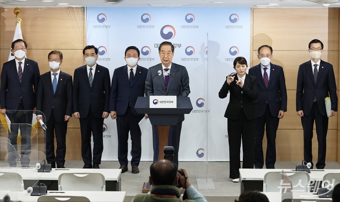 한덕수 국무총리와 관계부처 장관들이 22일 오후 서울 종로구 정부서울청사에서 화물연대 집단 운송거부 관련 브리핑에서 화물연대 집단운송거부 관련 정부입장 및 대응방안을 발표하고 있다.왼쪽부터 조승환 해수부 장관, 이정식 고용노동부 장관, 이창양 산업통상자원부 장관, 원희룡 국토교통부 장관, 한덕수 총리, 추경호 부총리 겸 기획재정부 장관, 방문규 국무조정실장. 사진=이수길 기자 leo2004@newsway.co.kr