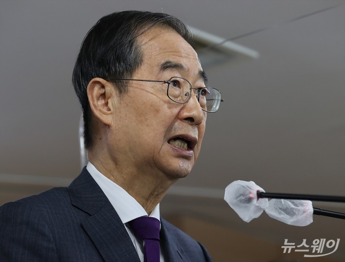 한덕수 국무총리가 22일 오후 서울 종로구 정부서울청사에서 화물연대 집단 운송거부 관련 브리핑에서 화물연대 집단운송거부 관련 정부입장 및 대응방안을 발표하고 있다. 사진=이수길 기자 leo2004@newsway.co.kr