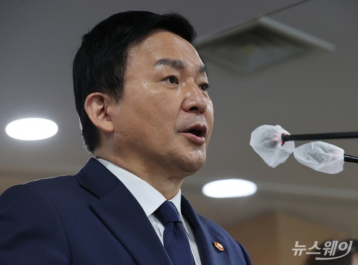 원희룡 국토교통부 장관이 22일 오후 서울 종로구 정부서울청사에서 화물연대 집단 운송거부 관련 브리핑에서 화물연대 집단운송거부 관련 정부입장 및 대응방안을 발표하고 있다. 사진=이수길 기자 leo2004@newsway.co.kr