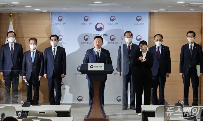 원희룡 국토교통부 장관이 22일 오후 서울 종로구 정부서울청사에서 화물연대 집단 운송거부 관련 브리핑에서 화물연대 집단운송거부 관련 정부입장 및 대응방안을 발표하고 있다. 왼쪽부터 조승환 해수부 장관, 이정식 고용노동부 장관, 이창양 산업통상자원부 장관, 원희룡 국토교통부 장관, 한덕수 총리, 추경호 부총리 겸 기획재정부 장관, 방문규 국무조정실장 사진=이수길 기자 leo2004@newsway.co.kr