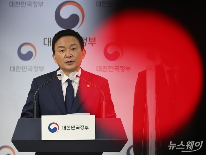 원희룡 국토교통부 장관이 22일 오후 서울 종로구 정부서울청사에서 화물연대 집단 운송거부 관련 브리핑에서 화물연대 집단운송거부 관련 정부입장 및 대응방안을 발표하고 있다. 사진=이수길 기자 leo2004@newsway.co.kr