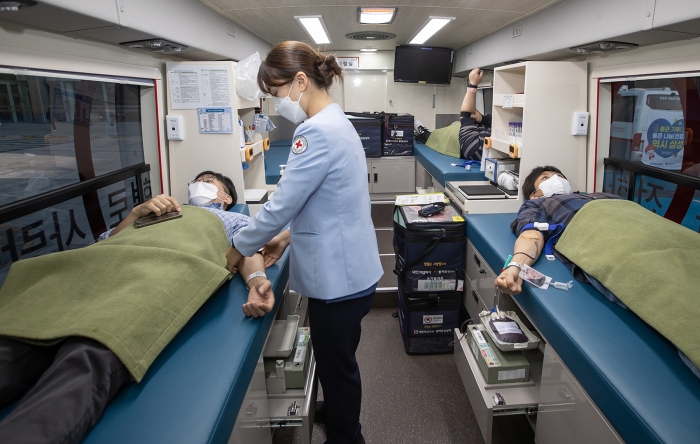 삼성 임직원 신규 헌혈버스에서 헌혈 참여 사진=삼성 제공