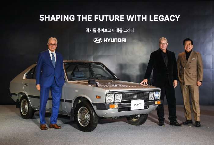 디자인 토크 행사에서 포즈를 취하고 있는 (왼쪽부터)조르제토 주지아로, 현대차그룹 CCO 루크 동커볼케 부사장, 현대디자인센터장 이상엽 부사장. 사진=현대차 제공
