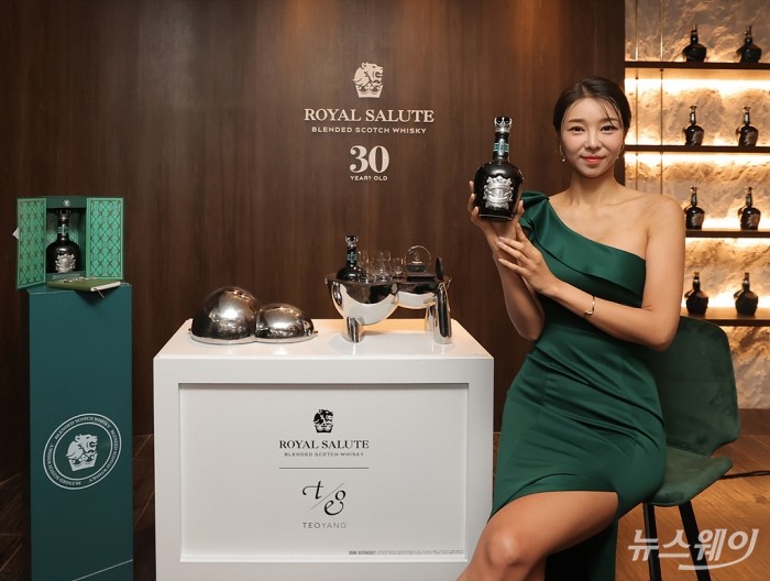 페르노리카코리아가 24일 오전 서울 강남구 '메종 르 서클'에서 로얄살루트의 새로운 하이엔드 컬렉션 '로얄살루트 30년-Key to the Kingdom'과 '로얄살루트 30년 스페셜 리추얼 키트'를 선보이고 있다. 사진=이수길 기자 leo2004@newsway.co.kr