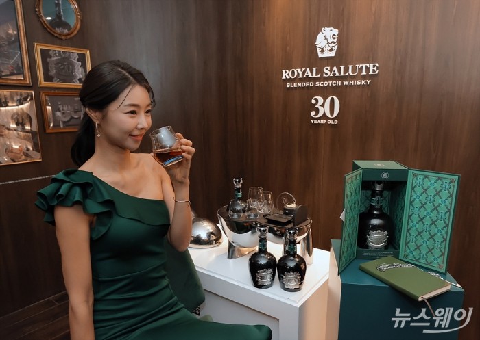 페르노리카코리아가 24일 오전 서울 강남구 '메종 르 서클'에서 로얄살루트의 새로운 하이엔드 컬렉션 '로얄살루트 30년-Key to the Kingdom'과 '로얄살루트 30년 스페셜 리추얼 키트'를 선보이고 있다. 사진=이수길 기자 leo2004@newsway.co.kr