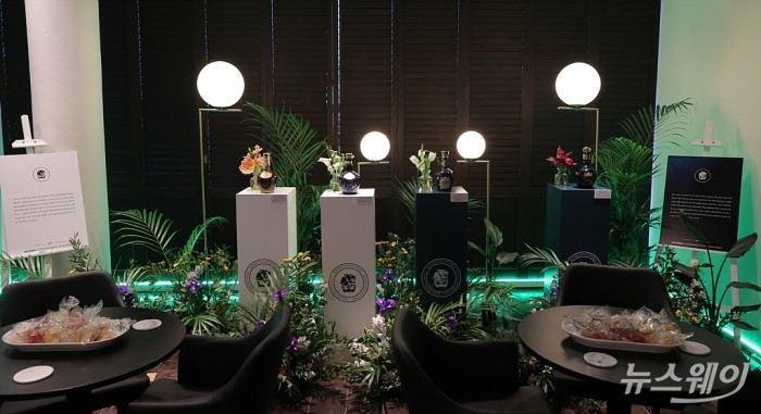 페르노리카코리아가 24일 오전 서울 강남구 '메종 르 서클'에서 로얄살루트의 새로운 하이엔드 컬렉션 '로얄살루트 30년-Key to the Kingdom'과 '로얄살루트 30년 스페셜 리추얼 키트'를 선보이고 있다. 사진=이수길 기자 leo2004@newsway.co.kr