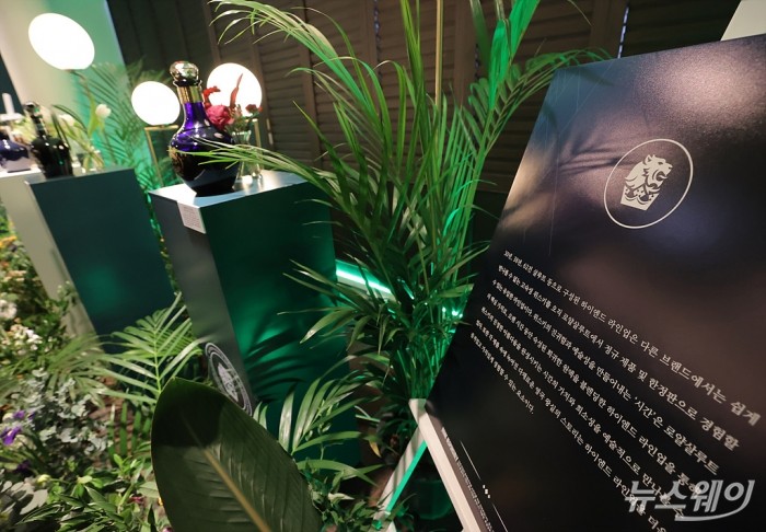 페르노리카코리아가 24일 오전 서울 강남구 '메종 르 서클'에서 로얄살루트의 새로운 하이엔드 컬렉션 '로얄살루트 30년-Key to the Kingdom'과 '로얄살루트 30년 스페셜 리추얼 키트'를 선보이고 있다. 사진=이수길 기자 leo2004@newsway.co.kr