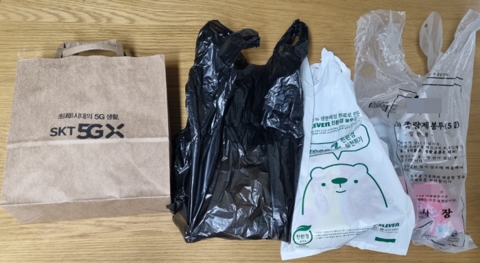 번화가, 대학가, 주택가 등지 편의점 4사에서 봉투를 요청했을 때 제공해준 각기 다른 봉투 및 종이쇼핑백들. 대체 봉투를 준비하지 못해 일회용 봉투를 무상으로 제공하는 지점도 있었다./사진=조효정기자