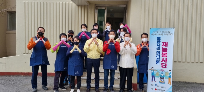 포스코 광양제철소 보금자리 정리정돈 재능봉사단이 22~23일 광양시 중마동 내 저소득 취약계층을 위해 주거환경 개선 봉사활동을 실시한 뒤 기념촬영하고 있다.