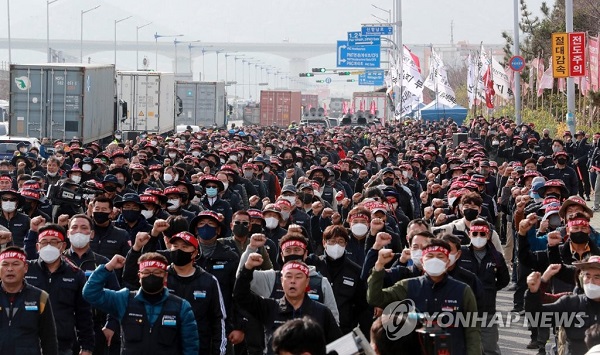 24일 부산신항서 열린 화물연대 총파업 출정식. 사진=연합뉴스 제공