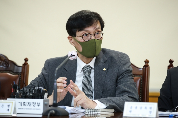 이창용 한국은행 총재가 28일 서울 중구 은행회관에서 열린 비상거시경제금융회의에서 질문에 답변하고 있다. 사진=한국은행 제공