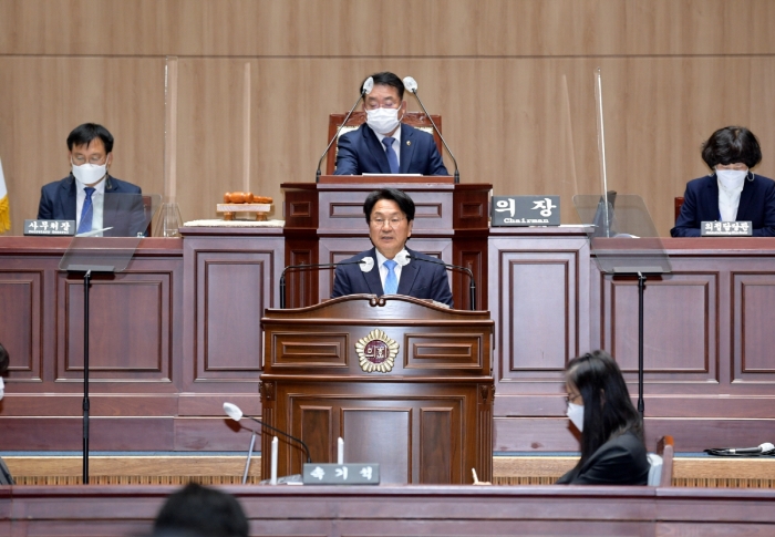 강기정 광주광역시장이 28일 오전 시의회 본회의장에서 열린 제312회 제2차 정례회 제3차 본회의에 참석해 2023년도 광주광역시 일반 및 특별회계 세입‧세출예산안 제출에 따른 시정연설을 하고 있다./광주광역시 제공