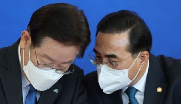 더불어민주당 이재명 대표가 30일 오전 서울 성동구청에서 열린 현장 최고위원회의에서 박홍근 원내대표와 대화하고 있다. 사진=연합뉴스 제공