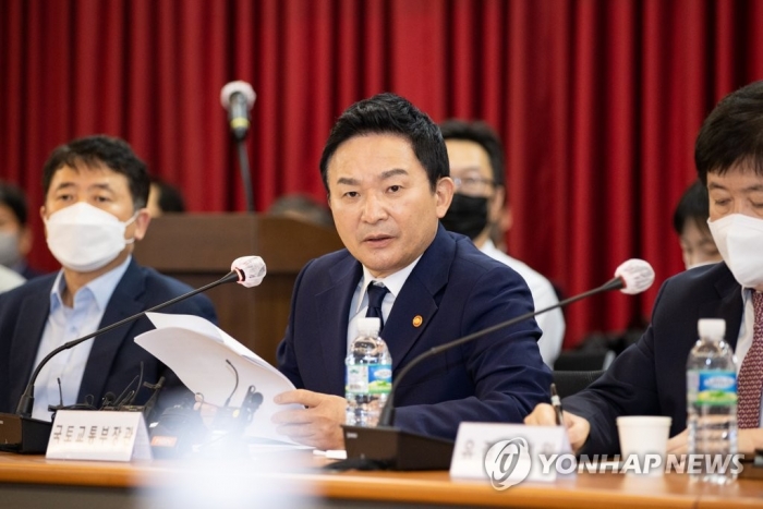 원희룡 국토교통부 장관은 23일 서울 강남구 강남구민회관에서 열린 수도권광역급행철도 GTX-C 은마아파트 간담회에 참석했다. 사진=연합뉴스