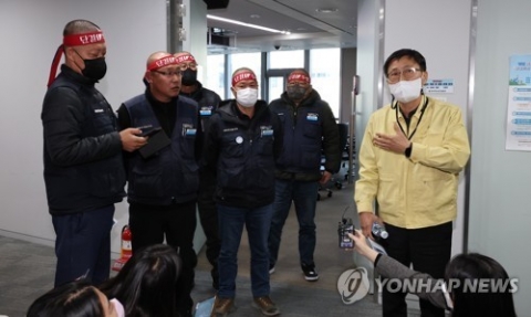 정부·화물연대 2차 협상 40분만에 결렬···정부 "안전운임제 전면 재검토"