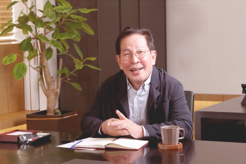 권원강 교촌 회장 복귀···"글로벌 식품라이프스타일 기업 될 것"