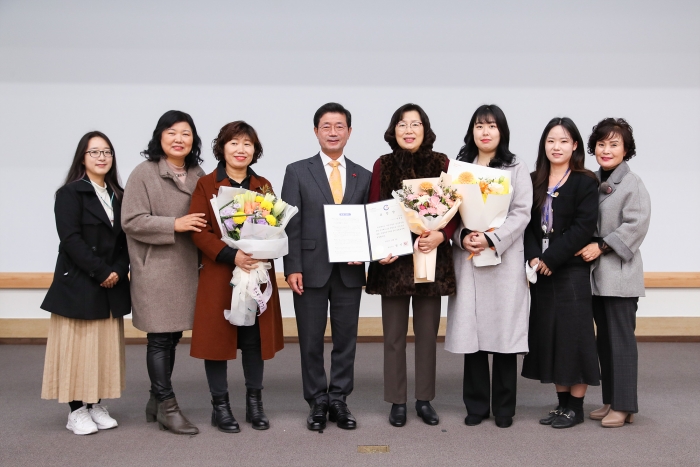 정인화 광양시장이 2일 시청 대회의실에서 시정발전 유공 시민 40명에게 표창장을 수여하고 있다.