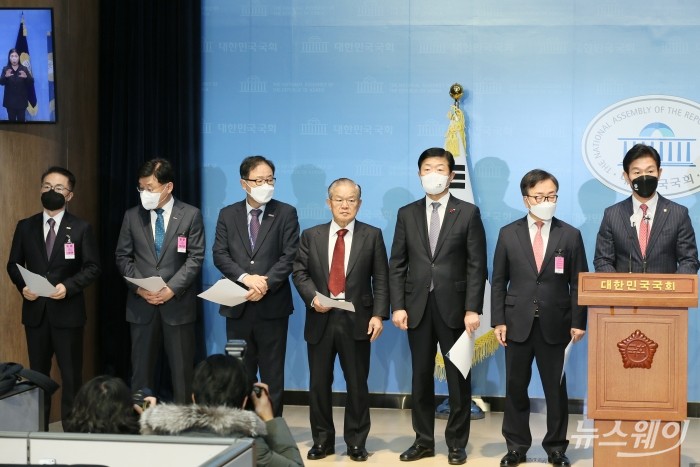 이주환 국민의힘 의원이 6일 오전 서울 여의도 국회 소통관에서 열린 노동조합법 개정안 반대 공동 기자회견에서 발언을 하고 있다. 왼쪽부터 이호준 중견기업연합회 상근부회장, 정만기 무역협회 상근부회장, 정윤모 중소기업중앙회 상근부회장, 권태신 전국경제인연합회 상근부회장, 우태희 대한상공회의소 상근부회장, 이동근 한국경영자총협회 부회장, 이 의원. 강민석 기자 kms@newsway.co.kr