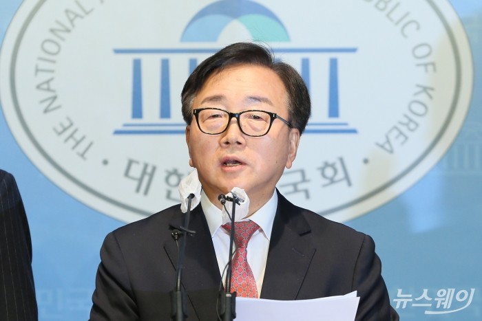 이동근 한국경영자총협회 상근부회장이 6일 오전 서울 여의도 국회 소통관에서 열린 노동조합법 개정안 반대 공동 기자회견에서 발언을 하고 있다. 강민석 기자kms@newsway.co.kr