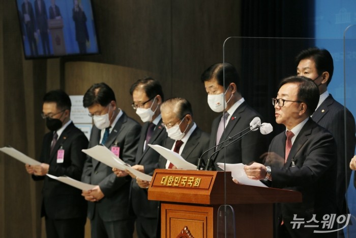 이동근 한국경영자총협회 상근부회장이 6일 오전 서울 여의도 국회 소통관에서 열린 노동조합법 개정안 반대 공동 기자회견에서 발언을 하고 있다. 강민석 기자 kms@newsway.co.kr